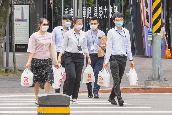 受三級警戒影響，餐飲店只提供外帶或外送服務，一群上班族只能外帶餐盒回辦公室用餐。（本報資料照片）