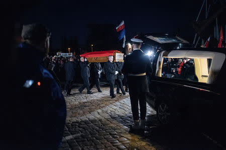 The coffin of Pawel Adamowicz, Gdansk mayor who died after being stabbed at a charity event, is carried during a procession in Gdansk, Poland January 18, 2019. Agencja Gazeta/Bartosz Banka via REUTERS