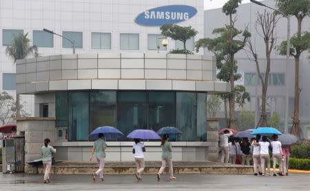 Employees make their way to work at the Samsung factory in Thai Nguyen province, north of Hanoi, Vietnam October 13, 2016. REUTERS/Kham