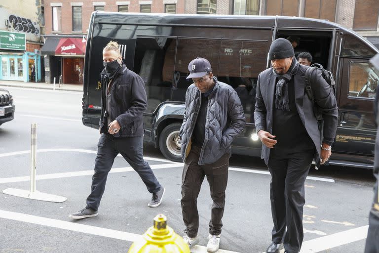 Chris Rock, ingresando al teatro Wilbur de Boston, donde dijo que estaba procesando lo sucedido y que eventualmente hablará sobre ello