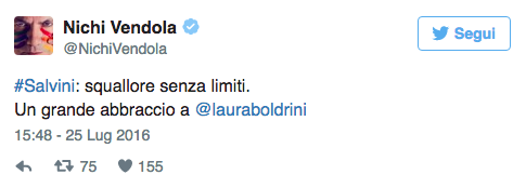 Una bambola gonfiabile in regalo al ministro: risate sul palco