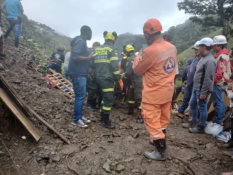 Landslide buries bus in Pueblo Rico, Colombia