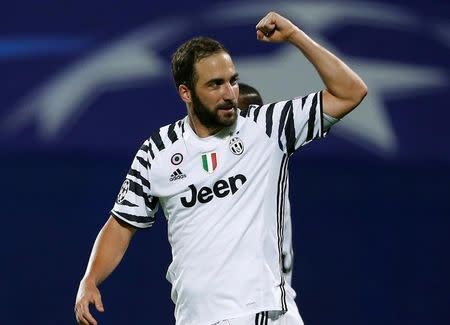 Foto del martes de Gonzalo Higuaín celebrando su gol en la victoria de la Juventus. 27/9/16. Andre Schürrle saltó el martes del banco de suplentes para marcar el agónico gol con el que Borussia Dortmund igualó 2-2 ante Real Madrid como local en la Liga de Campeones del fútbol europeo, en una jornada en la que la Juventus goleó y el Sevilla ganó. REUTERS/Antonio Bronic