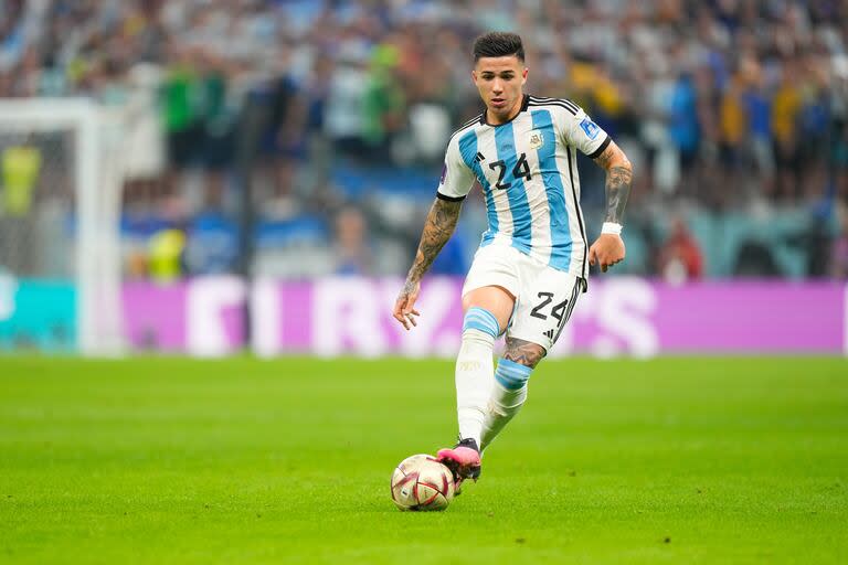 Enzo Fernández con la pelota, en la semifinal entre Argentina y Croacia en el estadio Lusail, en Qatar 2022