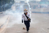 <p>Supporters of Salvador Nasralla, presidential candidate for the Opposition Alliance Against the Dictatorship, clash with riot police as they wait for official presidential election results in Tegucigalpa, Honduras, Nov. 30, 2017. (Photo: Edgard Garrido/Reuters) </p>