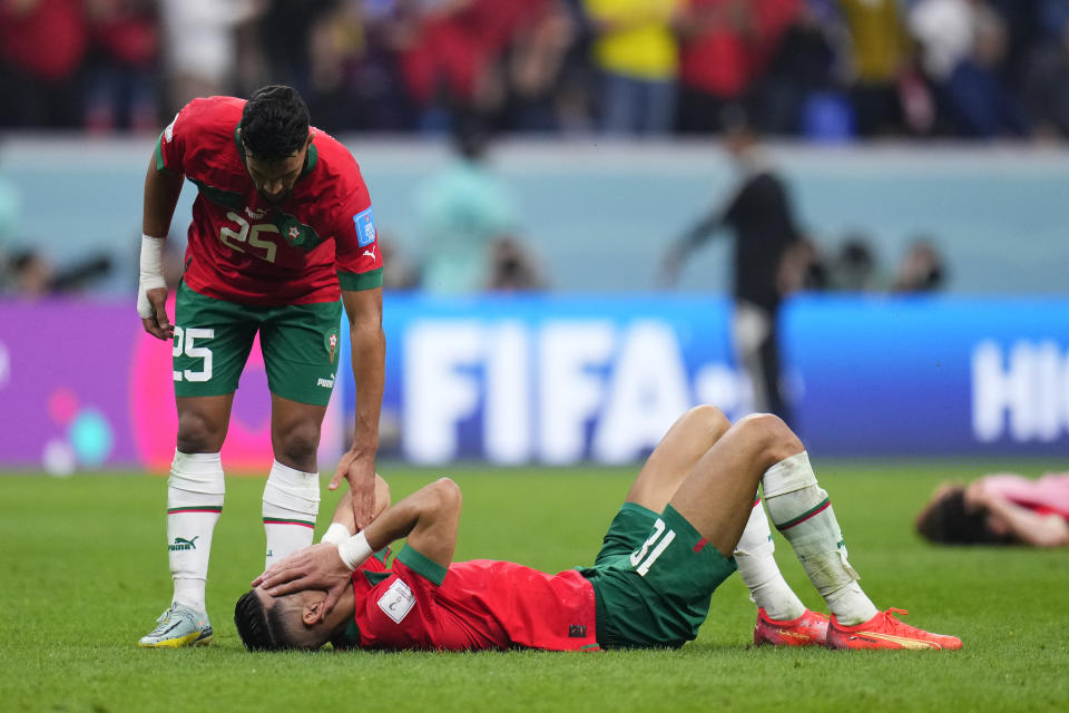 El marroquí Yahia Attiyat Allah consuela a un compañero tras la derrota 2-0 ante Francia en la semifinal del Mundial, el miércoles 14 de diciembre de 2022, en Jor, Qatar. (AP Foto/Manu Fernández)
