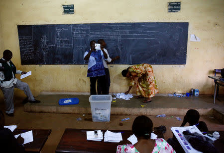 Election workers start the counting of the ballots during a run-off presidential election in Bamako, Mali August 12, 2018. REUTERS/Luc Gnago