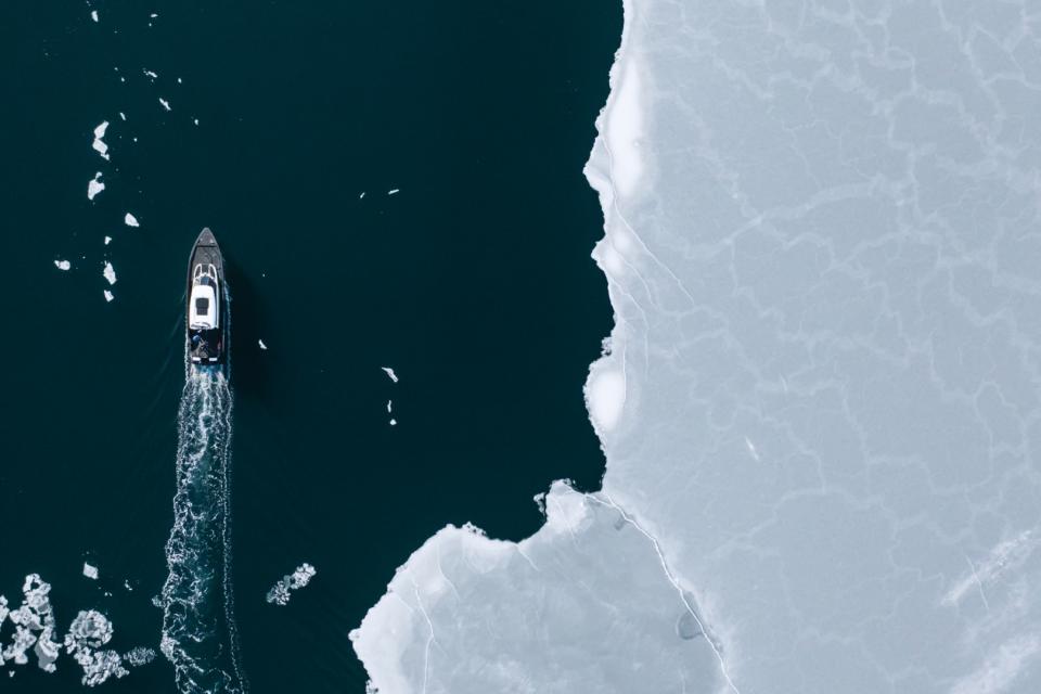 <span>Un barco turístico avanza entre el hielo marino de la bahía Borebukta, en la isla noruega de Isfjorden, el 3 de mayo de 2022</span><div><span>Jonathan NACKSTRAND</span><span>AFP</span></div>