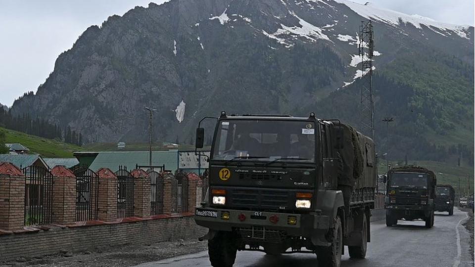 Caminones militares indios dirigiéndose hacia la frontera con China.