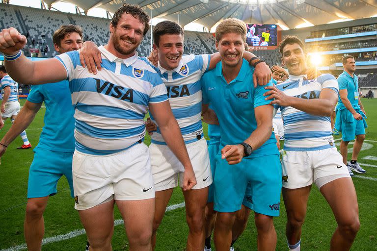 Parte de los inolvidables festejos por la única victoria de los Pumas sobre All Blacks, en Sydney en 2020: celebran Julián Montoya, Bautista Delguy, Domingo Miotti y Santiago Carreras.