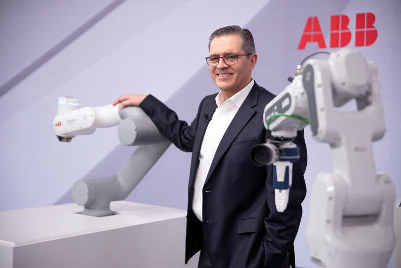 Sami Atiya, director del negocio de Robótica y Automatización Discreta de ABB, posa junto a los robots en Zúrich, Suiza