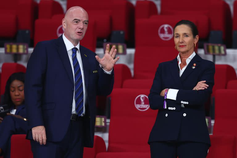 Con Marianne van Leeuwen, directora de la asociación de Países Bajos, Gianni Infantino vio el partido de octavos contra los Estados Unidos