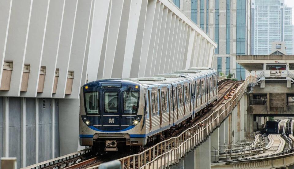 Un tren se aproxima al andén de la estación de Metrorail de Overtown a primera hora de la tarde en Miami, el viernes 27 de octubre de 2023.