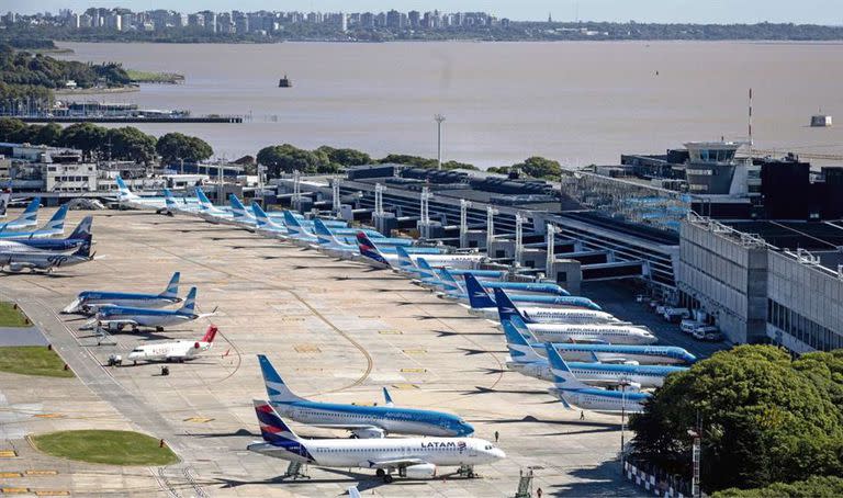 El aeroparque porteño, con los aviones en tierra desde hace un mes