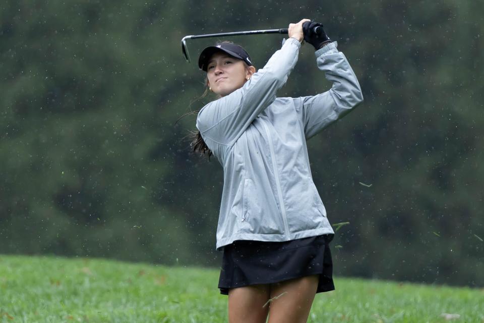 Angelina Schild, estudiante de tercer año del Área de la Luna, observa el vuelo de su pelota durante el Campeonato Individual de Golf Femenino WPIAL 3A 2024 en Butler Country Club el lunes por la tarde en Butler Pa.