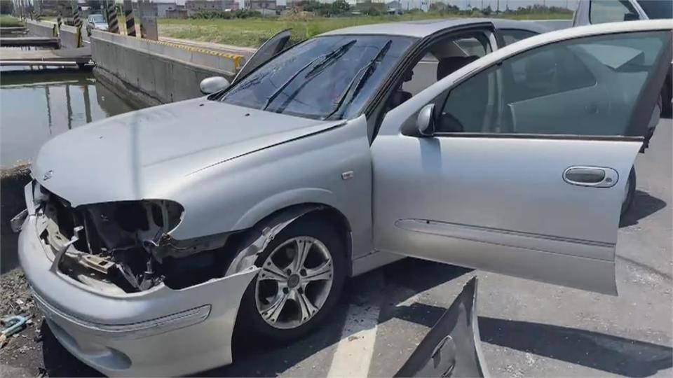 驚！救護車出勤路口擦撞轎車 　　失控衝入魚塭釀4人輕傷