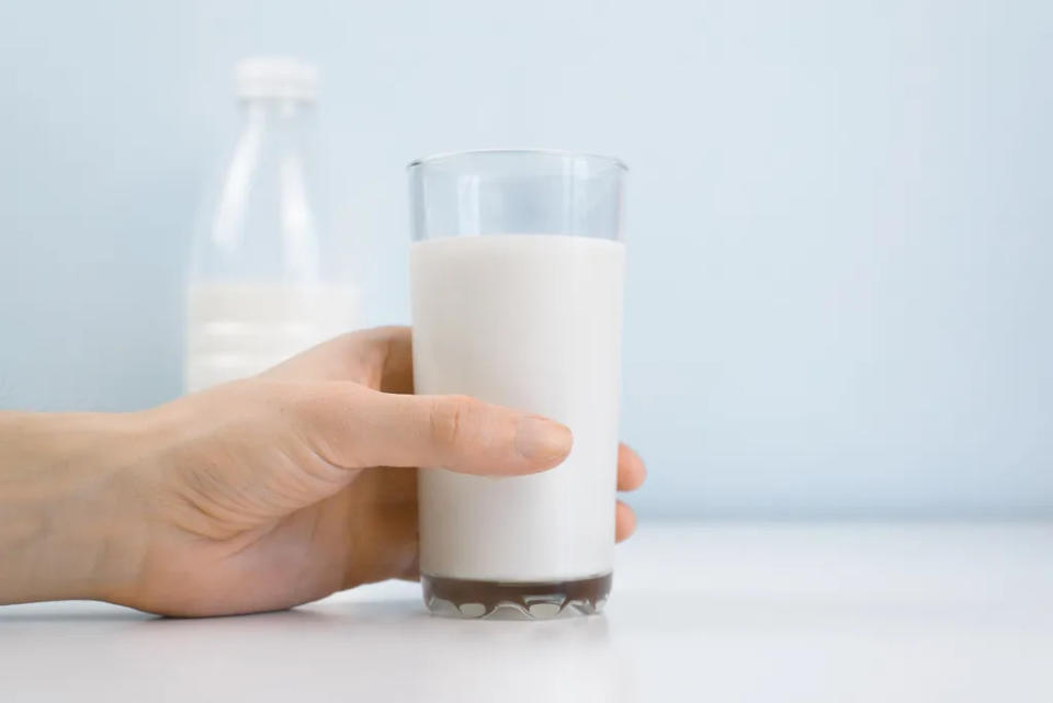 Uma solução para consumir alimentos proteicos sem serem ultraprocessados? Beber leite! (Imagem: SergioPhotone/Envato Elements)