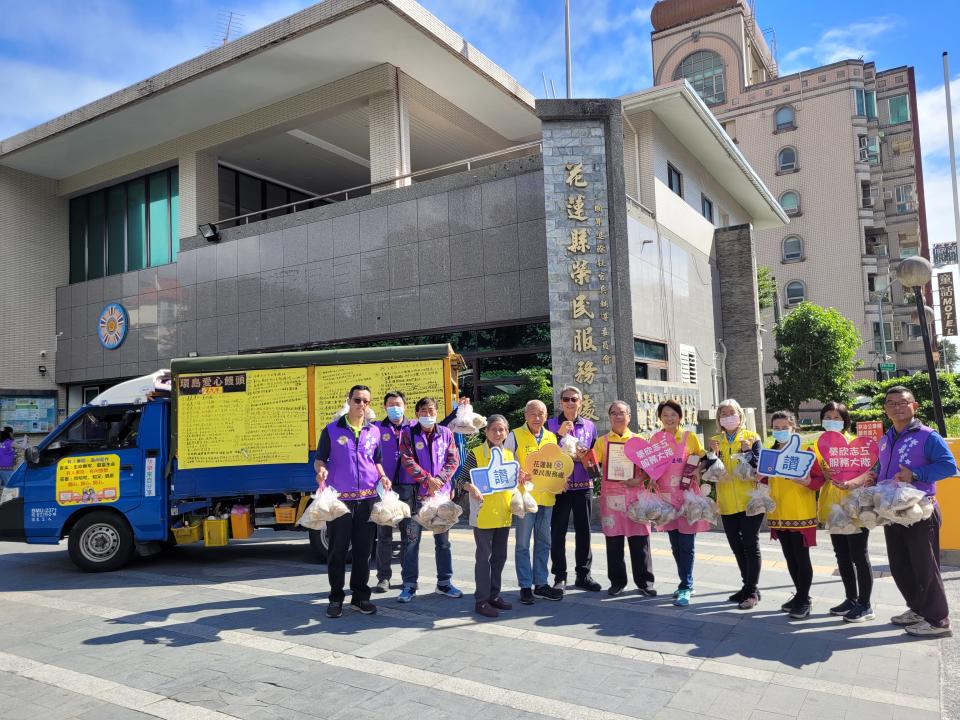 榮服處志工與饅頭夫婦，一同在環島公益饅頭車前合影。（圖：花蓮榮服處提供）