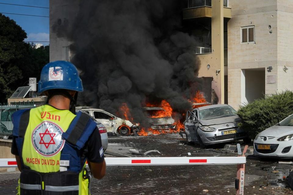 Cars ablaze near a residential building in Ashkelon
