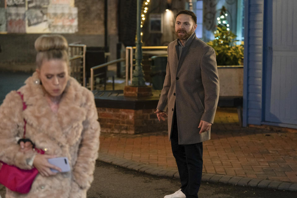 EastEnders,21-12-2023,Linda Carter (KELLIE BRIGHT);Dean Wicks (MATT DI ANGELO),****EMBARGOED TILL THURSDAY 7TH DECEMBER 2023****,BBC PUBLIC SERVICE,Jack Barnes/Kieron McCarron