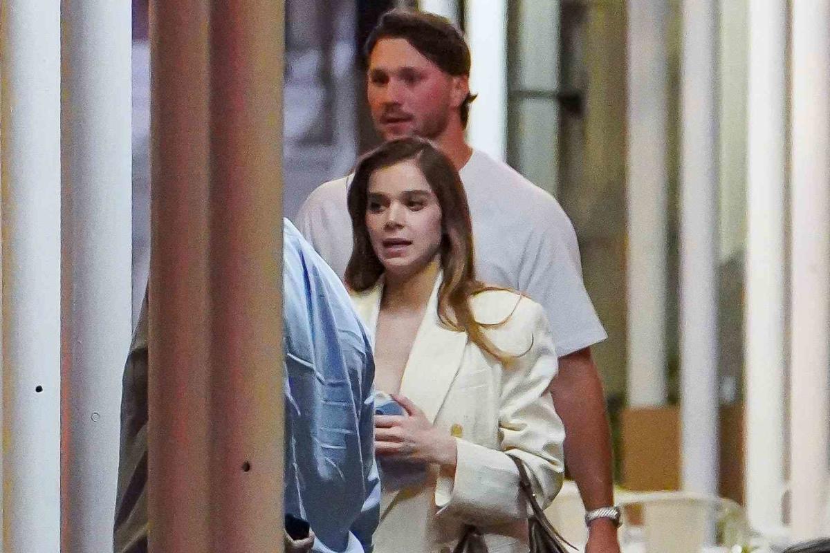 Who Is Josh Allen: Buffalo Bills QB Is Dating Hailee Steinfeld – Hollywood  Life