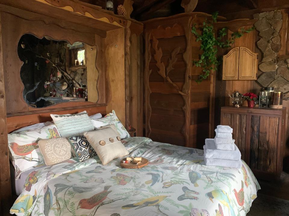 Fiona Chandra, murphy bed in hobbit house, "I paid $412 to Stay in a Hobbit House."