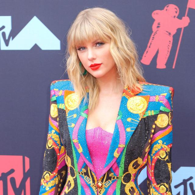 Taylor Swift: X searches crash after explicit AI photos