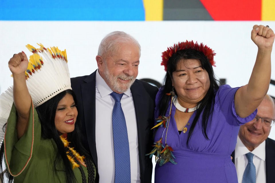 De izquierda a derecha, la nueva ministra de Pueblos Indígenas de Brasil, Sonia Guajajara, el presidente Luiz Inácio Lula da Silva, y la nueva jefa de Asuntos Indígenas, Joenia Wapichana, en la ceremonia de investidura de Lula en el Palacio de Planalto, el 11 de enero de 2023, en Brasilia. (Foto AP/Eraldo Peres)