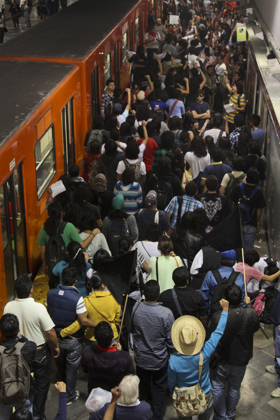 Cientos de estudiantes salieron de la estación del metro Chapultepec para dirigirse a la avenida Reforma en la Estela de Luz donde saldrán en marcha rumbo al Monumento a la Revolución en protesta por los resultados de los comicios electorales realizados el día de ayer.