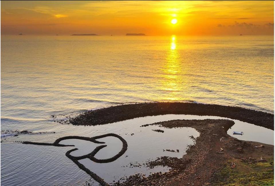 夕陽下的雙心石滬。   圖：澎湖國家風景區管理處／提供