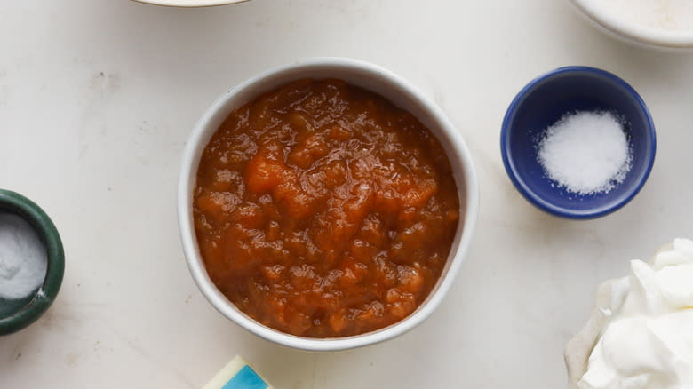 Bowl of ripe peach jam 