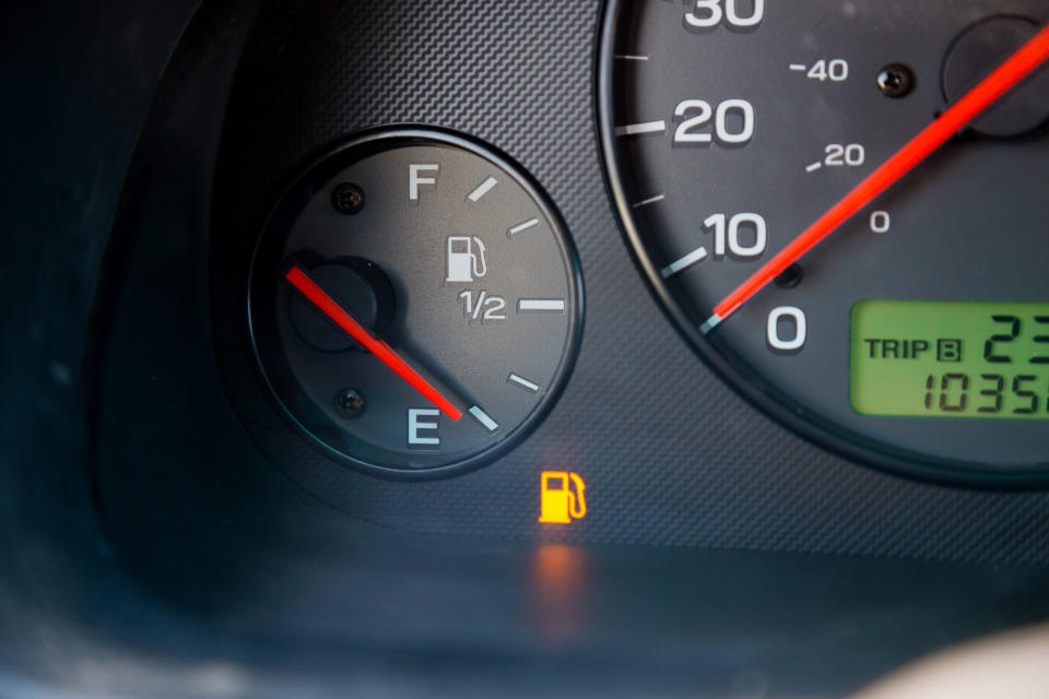 Nur dank des leeren Tanks hielt der Lottogewinner überhaupt an der Tankstelle an. (Symbolbild: Getty)