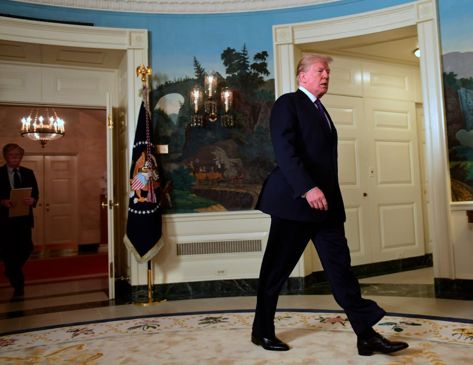 El presidente Donald Trump ingresa al Salón de Recepciones Diplomáticas de la Casa Blanca el viernes 13 de abril de 2018, en Washington. (AP Foto/Susan Walsh)