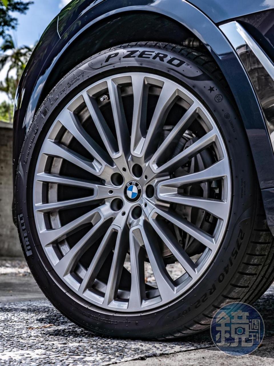 標配22吋多輻式輕鋁合金輪圈，配胎為Pirelli P Zero。