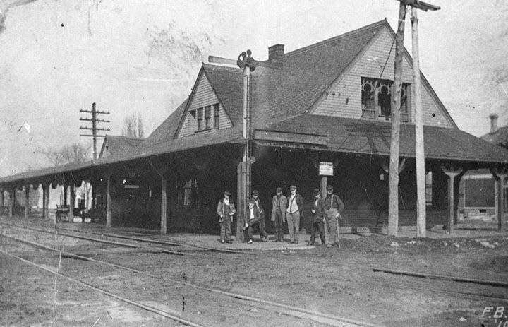 Men wait by the Soo Line Passenger and Freight Depot at 435 Sherry St. in Neenah in 1910.