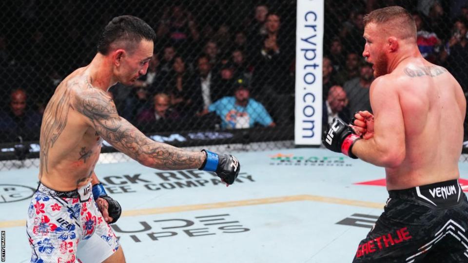 Max Holloway en acción contra Justin Gaethje