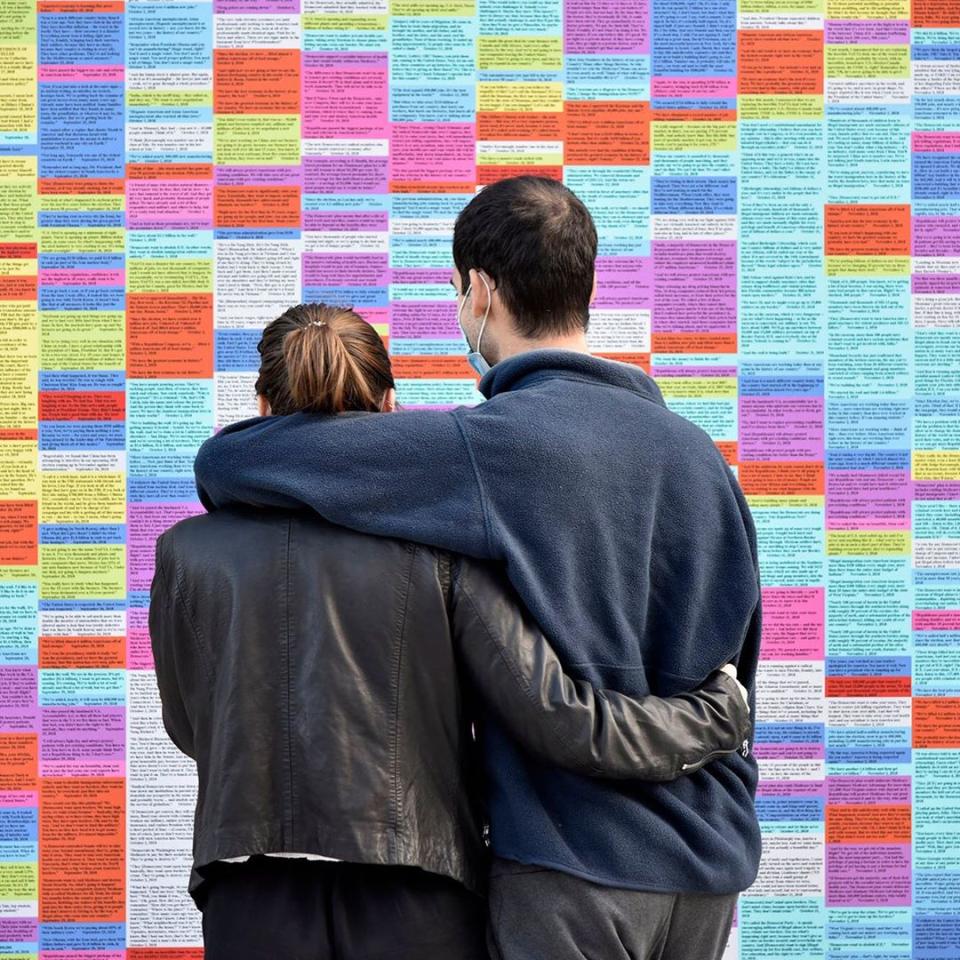 El artista Phil Buehler, experto en imprimir fotografías en formatos gigantescos, colaboró con la emisora para crear este muro que llama la atención a los neoyorquinos que pasan junto a él. (Foto: Instagram / <a href="http://www.instagram.com/p/CGVitLhl8fX/" rel="nofollow noopener" target="_blank" data-ylk="slk:@pwbuheler;elm:context_link;itc:0;sec:content-canvas" class="link ">@pwbuheler</a>).