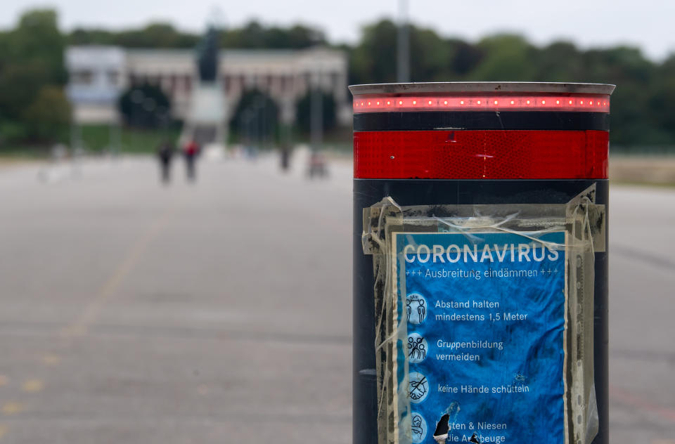 Ohne Oktoberfest herrscht Alkoholverbot: Ein Poller mit roten Lichtern und einem Info-Plakat über das Coronavirus steht auf der Theresienwiese (Bild: Sven Hoppe/dpa)