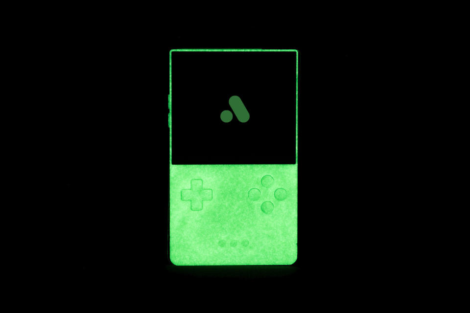 La edición limitada de Analogue Glow in the Dark Pocket se muestra iluminando una habitación completamente oscurecida.