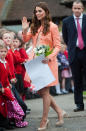 <p>The duchess covered her stomach in a peach-coloured Tara Jarmon coat while pregnant with Prince George. (Photo: PA) </p>