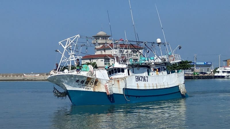 琉球籍漁船通報捕獲屏東第一鮪 琉球籍漁船「安穩發8號」16日通報捕獲今年屏東 「第1鮪」黑鮪魚，東港區漁會將在18日將邀5名專家 鑑識，證明捕獲的黑鮪魚是活魚起勾，並且重量超過 180公斤才會通過認證。 （東港區漁會提供） 中央社記者黃郁菁傳真  113年4月16日 