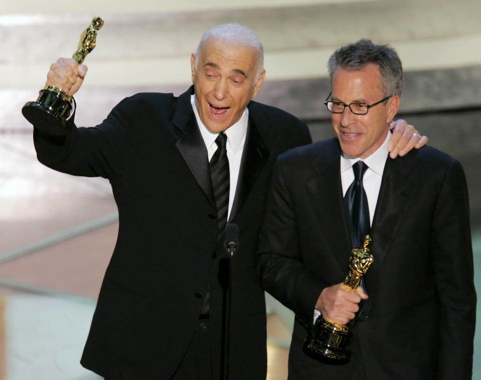 ARCHIVO - Los productores Albert S. Ruddy, izquierda, y Tom Rosenberg reciben el Oscar después de que la película "Million Dollar Baby" ganar en la categoría de mejor película del año en la 77a edición de los Premios de la Academia el 27 de febrero de 2005, en Los Angeles. El productor y guionista nacido en Canadá, ganador de premios Oscar por "The Godfather" ("El padrino") y "Million Dollar Baby", falleció el sábado 25 de mayo de 2024 a los 94 años. (Foto AP/Mark J. Terrill, archivo)