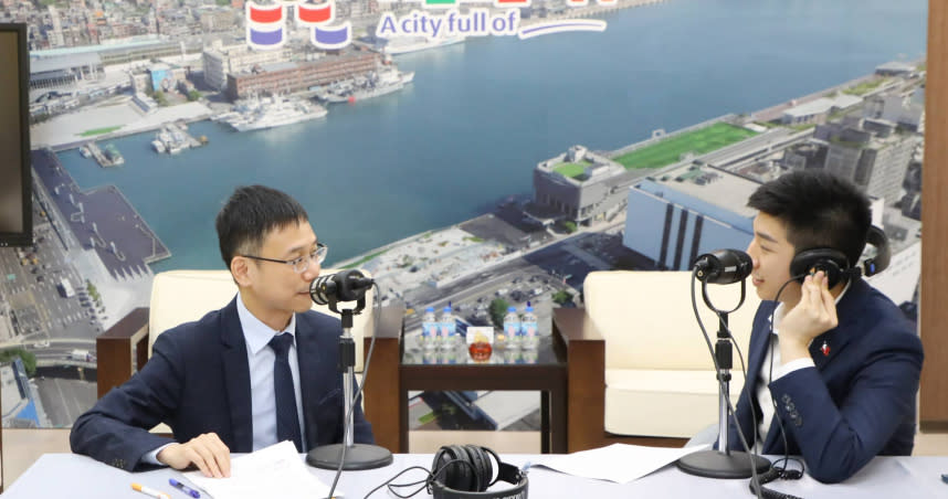 基隆市政府網路廣播節目「基隆Podcast」，由市府發言人余治明與衛生局長張賢政，共同宣導疾病預防和健康保健的相關知識。（圖／基隆市政府提供）