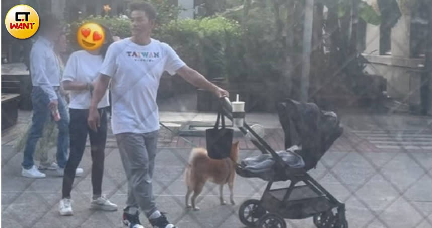 前旅日棒球員姜建銘在華山帶著嬌妻、推著嬰兒車享天倫。（圖／本刊娛樂組）