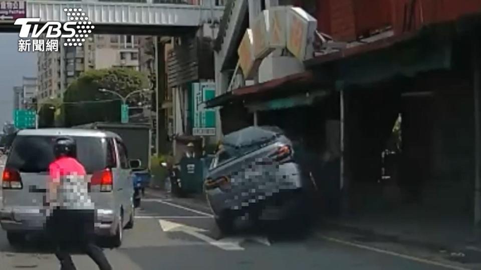 2名車手最後自撞落網。（圖／TVBS）