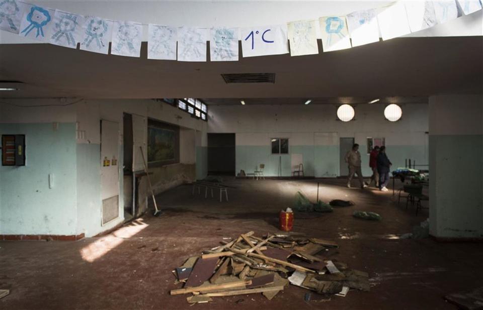 <p>Después de una semana complicada por los paros docentes que <b>reclaman mejores salarios</b>, se conoció otro dato preocupante: una escuela es destrozada por semana en la Provincia de Buenos Aires. La razón, en principio: <b>mero vandalismo</b>. </p><p>“No se puede disponer de un efectivo policial por colegio”, advirtió el Gobierno de la Provincia de Buenos Aires al informar sobre una situación de la que no encuentra justificantes. <b>Una escuela por semana es destrozada, víctima principalmente del vandalismo. </b></p><p>Como si fuera poco, el dato se conoció en medio de <b>otro reclamo docente por aumentos salariales</b>. El martes de la semana pasada, miles de maestros interrumpieron las clases para pedir mejores condiciones laborales. Así, el retrato pintado por el conjunto de hechos no hace sino dar cuenta de la <b>crisis educativa que atraviesa el país</b>. </p>