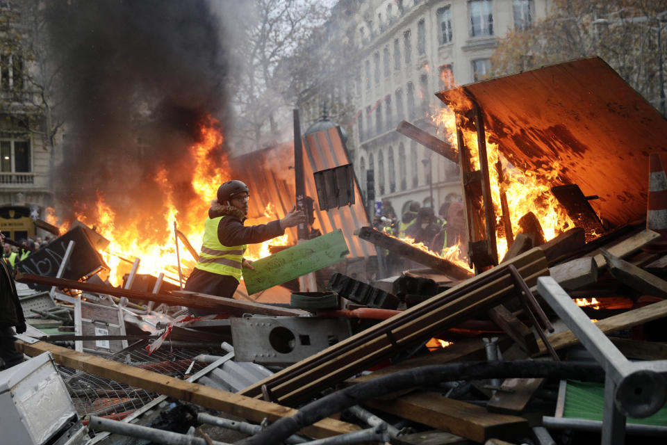 Antigovernment protesters clash with police in Paris