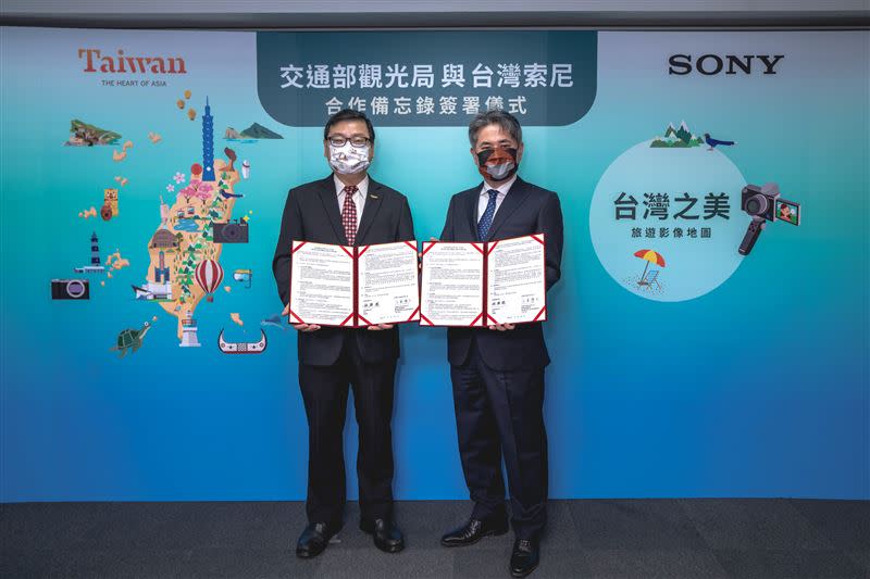 交通部觀光局張錫聰局長(左)與台灣索尼董事長兼總經理千葉雄三(右) 簽署合作備忘錄，攜手推廣台灣觀光。（圖／台灣索尼提供）