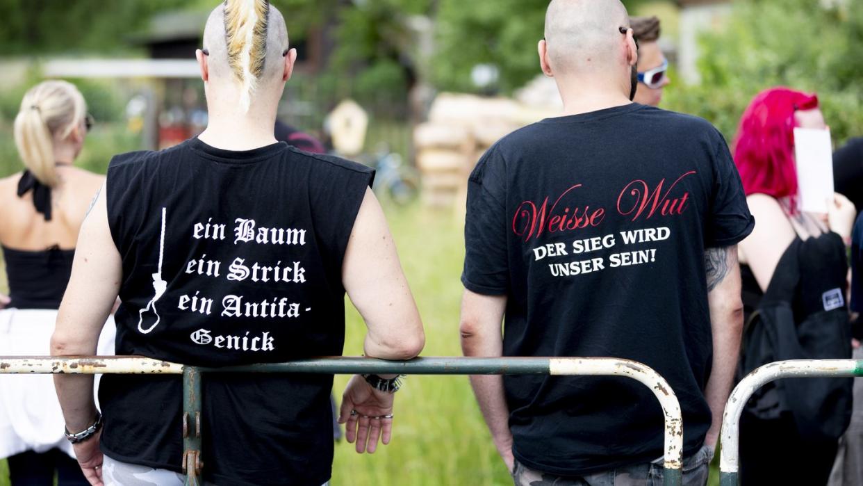 Neonazis im thüringischen Themar. Rechte haben nach vorläufigen Erkenntnissen der Polizei in den ersten vier Monaten 2018 bereits 3714 Straftaten begangen. Foto: dpa