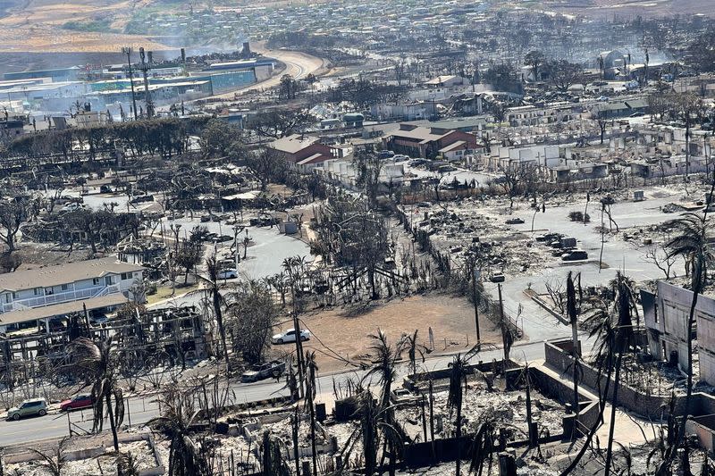 Los armazones de casas y edificios quemados se ven después de que los incendios forestales impulsados por fuertes vientos quemaron la mayor parte de la ciudad en Lahaina, Maui, Hawái, EEUU